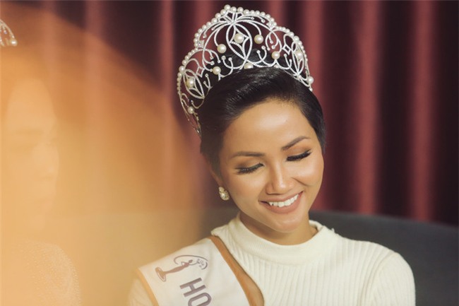 Khi tên của H'Hen Niê được vinh danh, rất nhiều khán giả lẫn những người có chuyên môn trong lĩnh vực nghệ thuật đều cho rằng đây là một kết quả đẹp nhất và rất xứng đáng với nghị lực vươn lên từ một cô gái vốn nghèo khó. - Tin sao Viet - Tin tuc sao Viet - Scandal sao Viet - Tin tuc cua Sao - Tin cua Sao