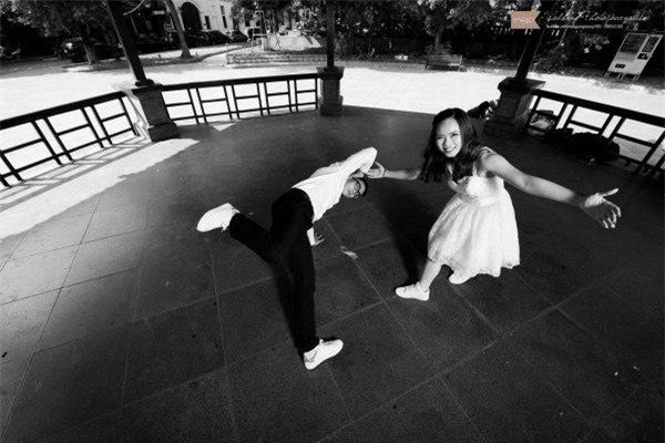 cap doi dien giay the thao nhay hip-hop trong dam cuoi, chup bo anh nhay quanh ha noi - 9