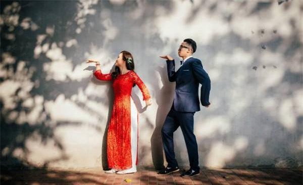 cap doi dien giay the thao nhay hip-hop trong dam cuoi, chup bo anh nhay quanh ha noi - 3