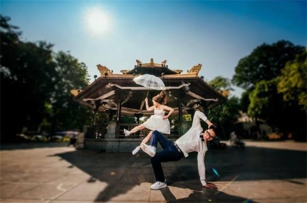 cap doi dien giay the thao nhay hip-hop trong dam cuoi, chup bo anh nhay quanh ha noi - 6