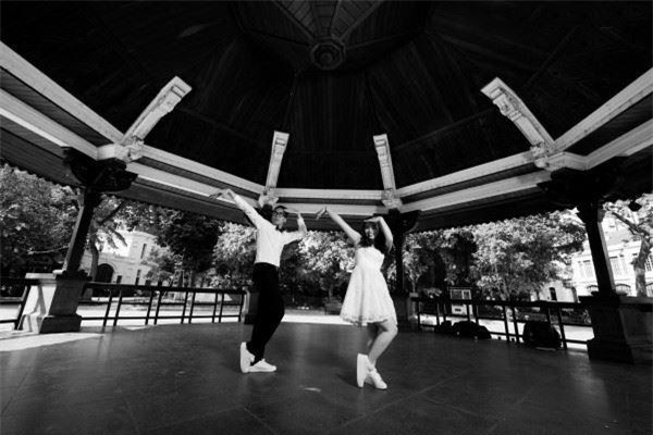 cap doi dien giay the thao nhay hip-hop trong dam cuoi, chup bo anh nhay quanh ha noi - 7