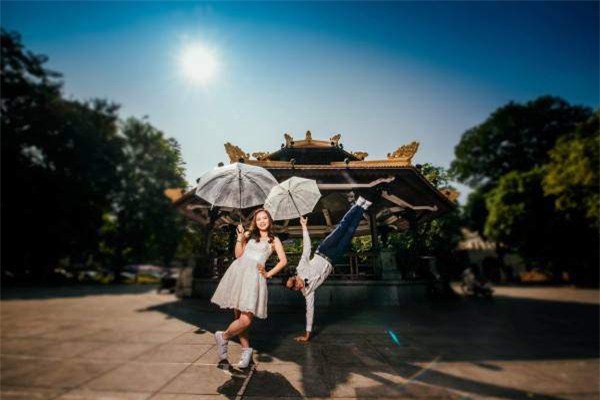 cap doi dien giay the thao nhay hip-hop trong dam cuoi, chup bo anh nhay quanh ha noi - 8