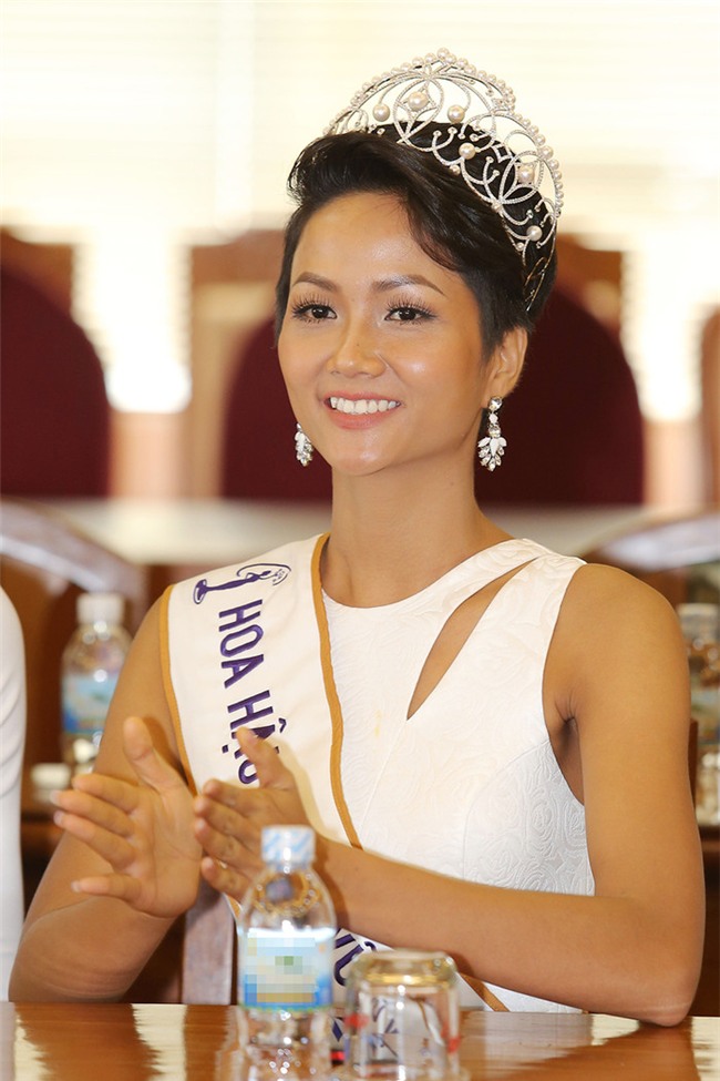 Stylist hé lộ về Hoa hậu H'Hen Niê: Đi event nào cũng chỉ đi 1 đôi giày - Tin sao Viet - Tin tuc sao Viet - Scandal sao Viet - Tin tuc cua Sao - Tin cua Sao