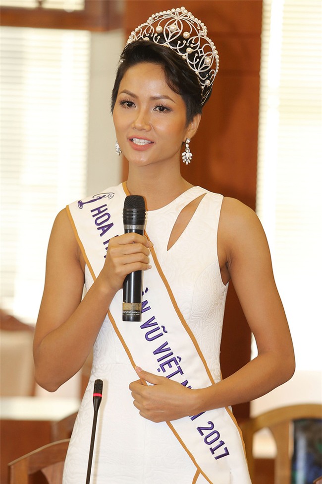 Stylist hé lộ về Hoa hậu H'Hen Niê: Đi event nào cũng chỉ đi 1 đôi giày - Tin sao Viet - Tin tuc sao Viet - Scandal sao Viet - Tin tuc cua Sao - Tin cua Sao