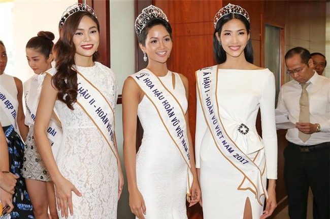 Hình ảnh mới nhất của tân Hoa hậu và hai Á hậu, trưa hôm nay cả ba sẽ về lại TP.HCM để tiếp tục những chuyến đi từ thiện sau đăng quang. - Tin sao Viet - Tin tuc sao Viet - Scandal sao Viet - Tin tuc cua Sao - Tin cua Sao