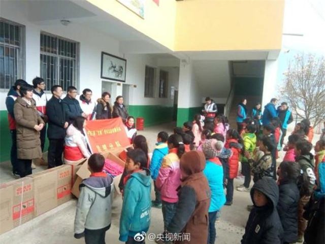 cau chuyen dang sau buc anh cau be toc dong da trong lop hoc voi nhiet do -9 do c - 4