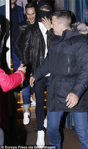 Ronaldo quấn khăn như xác ướp để trốn fan - Ảnh 4.