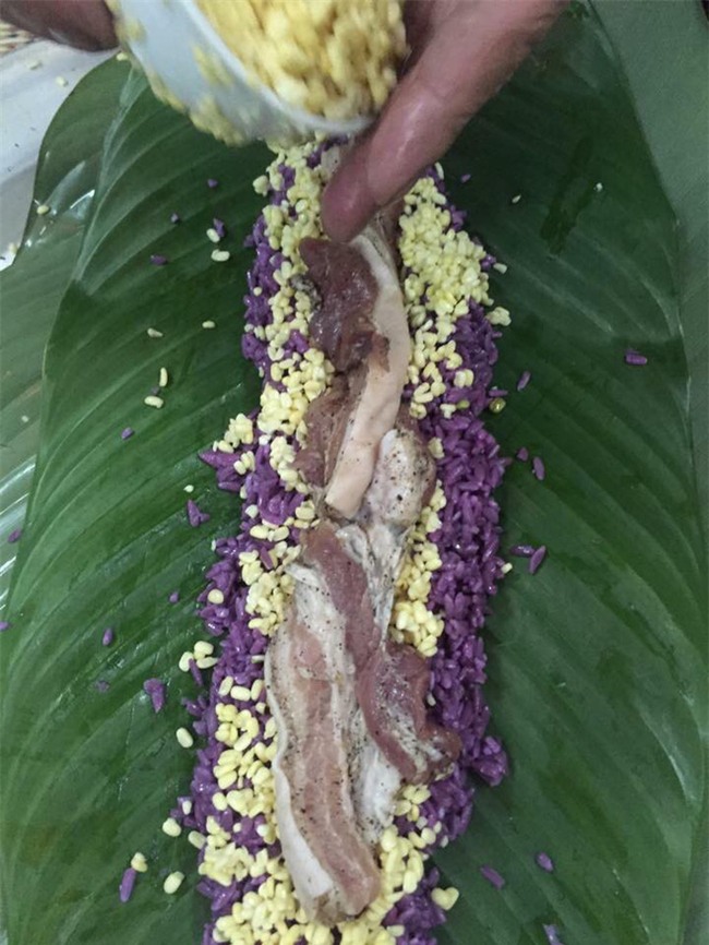 Trời lạnh căm căm 3 độ C, mẹ hai con này vẫn được mẹ chồng dậy từ mờ sáng, nấu bánh chưng cho ăn Tết sớm - Ảnh 7.