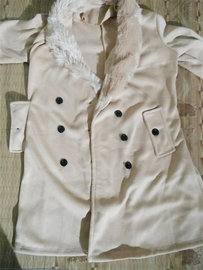 Hí hửng đặt online áo dạ cổ lông sang chảnh diện Tết, bà mẹ trẻ nhận hàng thật mỏng tanh như bánh cuốn - Ảnh 4.