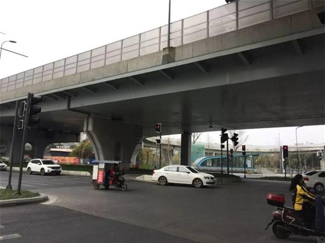 Trung Quốc: Người dân hoang mang vì ngã tư này có tới... 37 cột đèn giao thông - Ảnh 2.