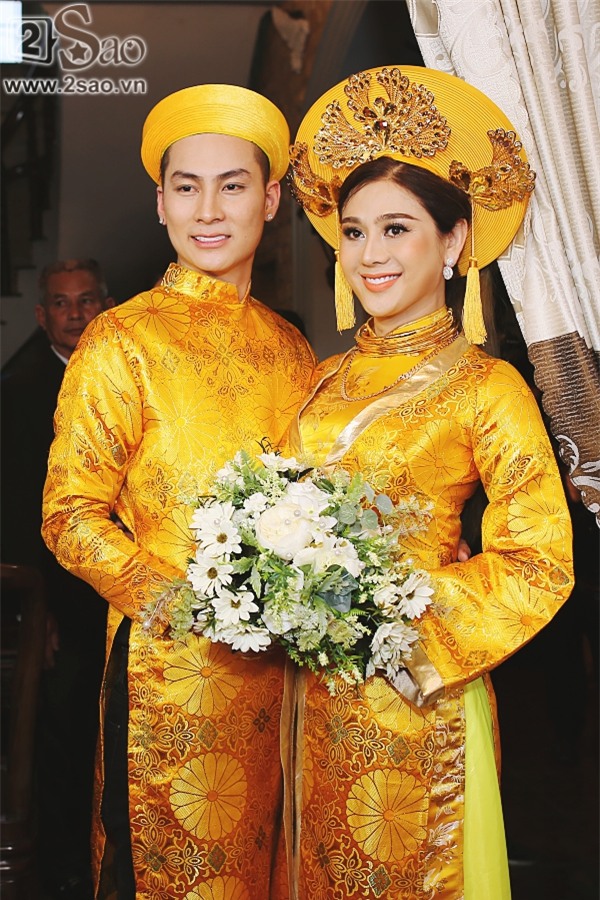 TRỰC TIẾP: Lâm Khánh Chi diện đầm 10m sẵn sàng đón khách dự tiệc cưới-1