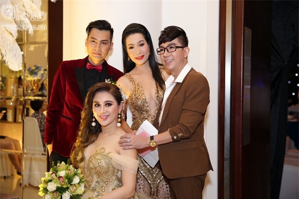 Long Nhật bất ngờ hôn má Lâm Khánh Chi-1