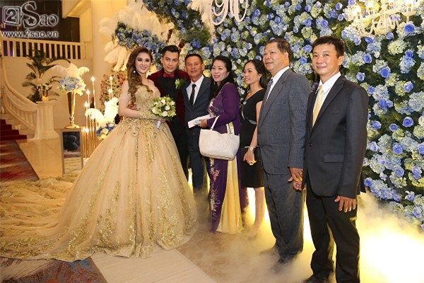 Gia đình đôi bên xuất hiện rạng rỡ-1