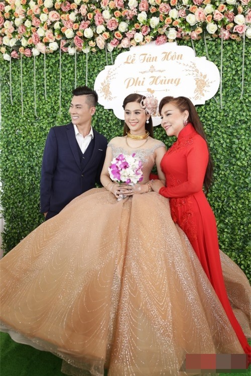 TRỰC TIẾP: Lâm Khánh Chi diện đầm 10m sẵn sàng đón khách dự tiệc cưới-2
