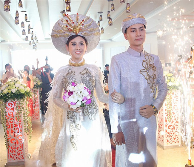 TRỰC TIẾP: Lâm Khánh Chi diện đầm 10m sẵn sàng đón khách dự tiệc cưới-3