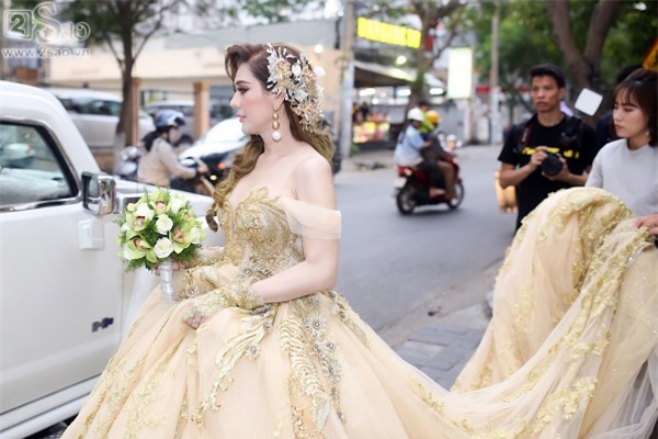Lâm Khánh Chi xuất hiện với váy cưới dài hàng chục mét-1