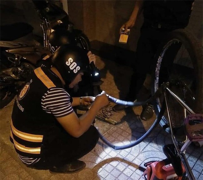 Bị tố sàm sỡ phụ nữ, đội SOS vá xe miễn phí ở Sài Gòn nói xin đừng đặt điều không đúng - Ảnh 1.