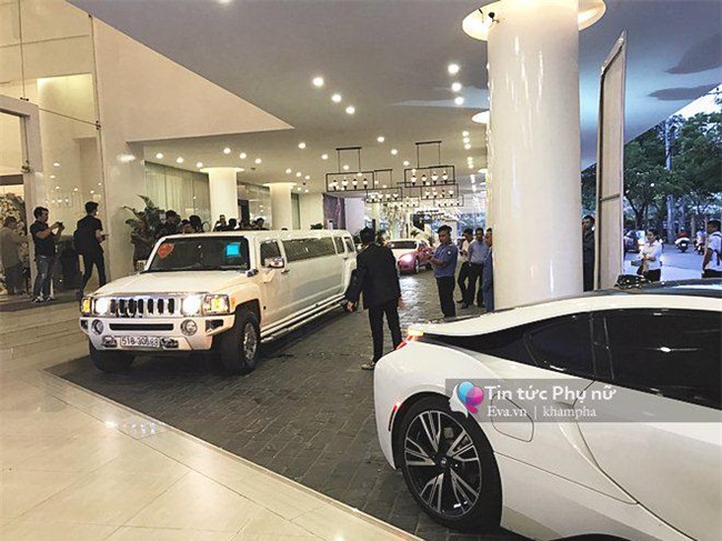 lam-khanh-chi-va-chong-kem-8-tuoi-di-xe-limousine-toi-tiec-cuoi-img_2770-1515669951-220-width660height495