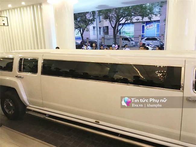 lam-khanh-chi-va-chong-kem-8-tuoi-di-xe-limousine-toi-tiec-cuoi-img_2772-1515669227-221-width660height495