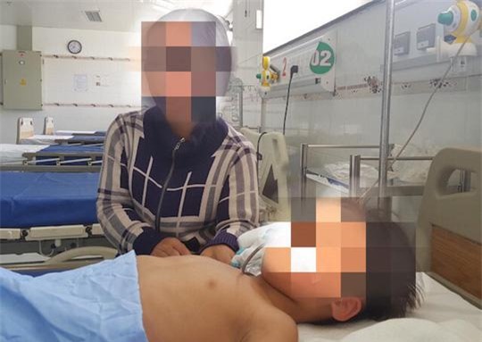 dien bien moi vu me vua len thanh pho, cha bo thuoc sau vao sua dau doc 3 con tho - 1