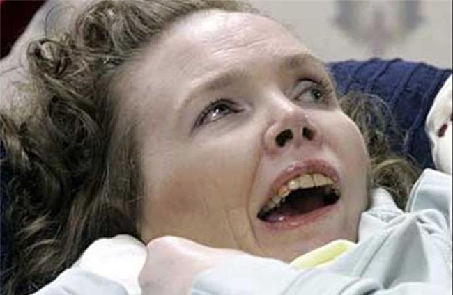 20 năm chìm trong hôn mê, đến khi tỉnh dậy, cô gái nói cho gia đình nghe một sự thật khiến y học kinh ngạc - Ảnh 4.