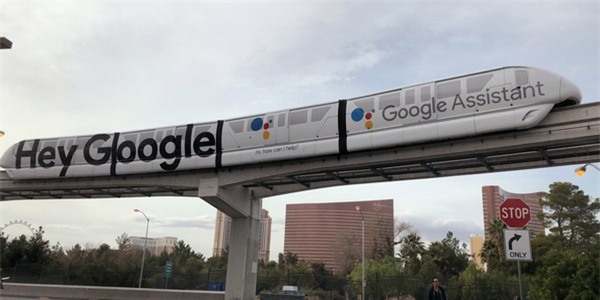 Đoàn tàu điện đô thị tại Las Vegas được sơn quảng cáo khẩu hiệu “Hey, Google”