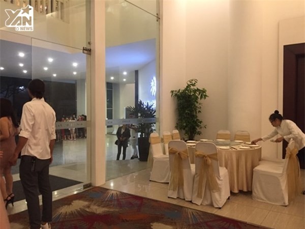 Sau khi hôn lễ chính thức bắt đầu, vì số lượng khách mời quá đông nên một số bàn tiệc đã được sắp xếp ra khu vực sảnh tiệc nhanh chóng để có chỗ ngồi cho mọi người tham dự. - Tin sao Viet - Tin tuc sao Viet - Scandal sao Viet - Tin tuc cua Sao - Tin cua Sao