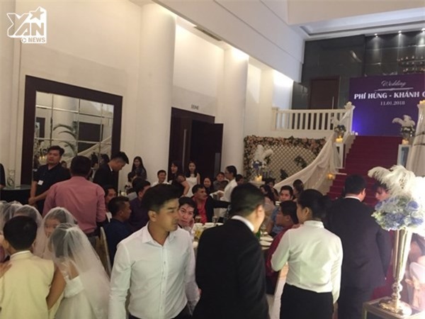 Khu vực sảnh tiệc cưới chật kín khách mời, gây khó khăn trong quá trình di chuyển. - Tin sao Viet - Tin tuc sao Viet - Scandal sao Viet - Tin tuc cua Sao - Tin cua Sao