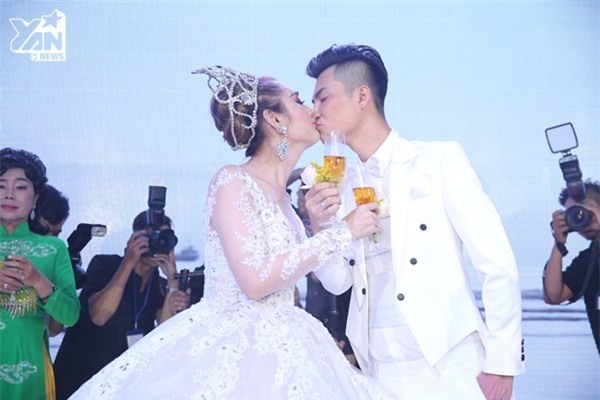 Vợ chồng Lâm Khánh Chi hôn nhau say đắm trong đám cưới ở TP.HCM. - Tin sao Viet - Tin tuc sao Viet - Scandal sao Viet - Tin tuc cua Sao - Tin cua Sao