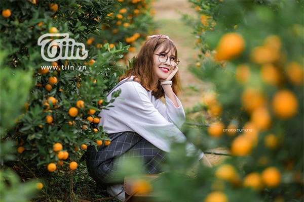 Tết về em chỉ mong được đi mua hoa đào với bố, được ngồi bếp nấu bánh chưng, làm mứt, thế mà về chưa đến cổng, chó chưa kịp chạy ra vẫy đuôi thì đã bị một tràng các câu hỏi chuyện chồng con...