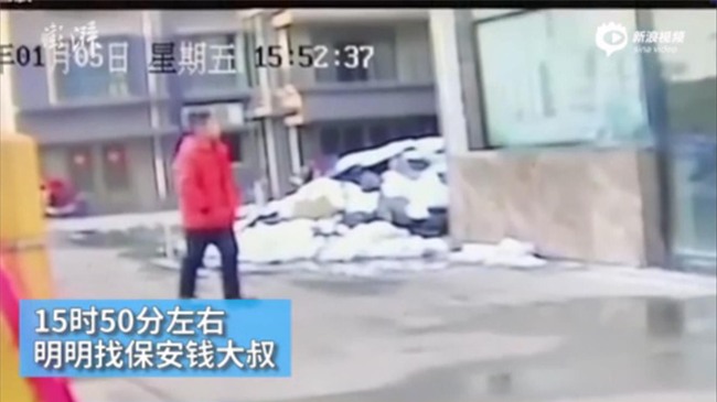 Khoảng 15h50, Minh Minh vẫn chưa dám về nhà vì không tìm thấy điện thoại.