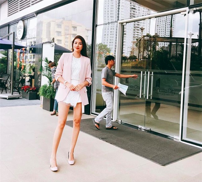 Phạm Hương khoe chân dài bất tận, Kỳ Duyên diện phụ kiện hàng hiệu chất lừ trong street style tuần này - Ảnh 2.