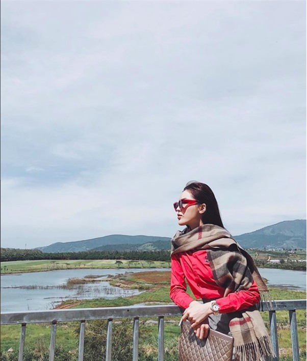 Phạm Hương khoe chân dài bất tận, Kỳ Duyên diện phụ kiện hàng hiệu chất lừ trong street style tuần này - Ảnh 3.