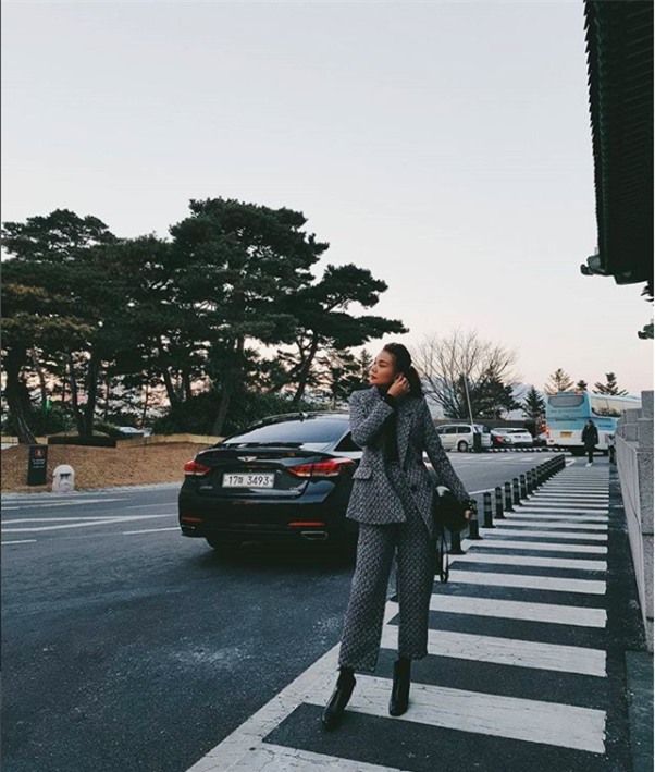 Phạm Hương khoe chân dài bất tận, Kỳ Duyên diện phụ kiện hàng hiệu chất lừ trong street style tuần này - Ảnh 4.