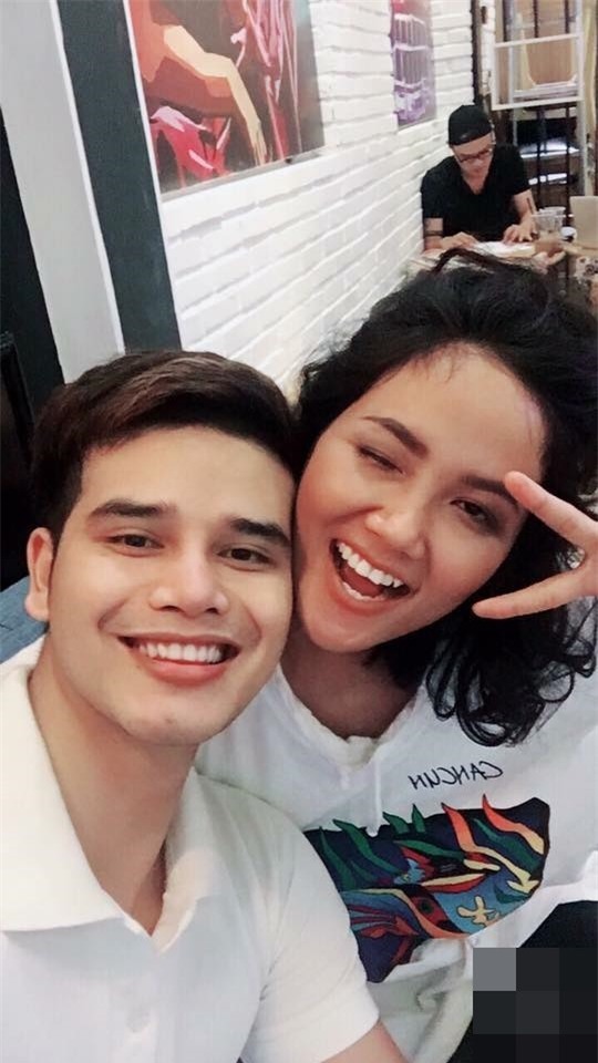 Ở ngoài đời, H'Hen Niê và K'Brơi&nbsp;rất thân thiết nhưng&nbsp;cô chỉ xem K'Brơi là bạn. Tân Hoa hậu thừa thận mặc dù anh khá hoàn hảo và được nhiều người theo đuổi nhưng anh không phải là mẫu người đàn ông của mình chọn.&nbsp; - Tin sao Viet - Tin tuc sao Viet - Scandal sao Viet - Tin tuc cua Sao - Tin cua Sao