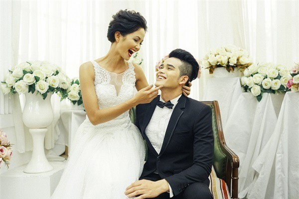 Được biết, hình ảnh cưới này H'Hen Niê chụp cùng K'Brơi.  - Tin sao Viet - Tin tuc sao Viet - Scandal sao Viet - Tin tuc cua Sao - Tin cua Sao