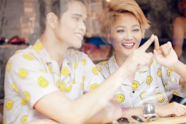 Trước đó, chính người bạn thân của cô trong chương trình Vietnam's Next Top Model K'Brơi đã xác nhận việc H'Hen Niê rất khó khăn, thiếu thốn trong suốt quá trình dự thi Hoa hậu Hoàn vũ Việt Nam 2017. Anh chàng còn tiết lộ thêm việc thời điểm trước đêm Chung kết, H'Hen Niê không còn nổi 500 ngàn trong người và đang mắc thêm món nợ 4 triệu đồng. - Tin sao Viet - Tin tuc sao Viet - Scandal sao Viet - Tin tuc cua Sao - Tin cua Sao