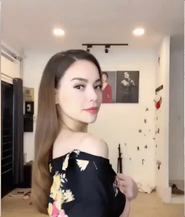 dang cap ho ngoc ha: chi dien ao hai day va jeans van khien bao nguoi me met! - 4