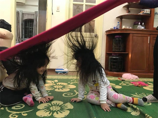 Trò chơi 'độc quyền' ngày đông chỉ những gia đình có con gái nuôi tóc dài, bố mẹ 'lầy lội' mới có 0