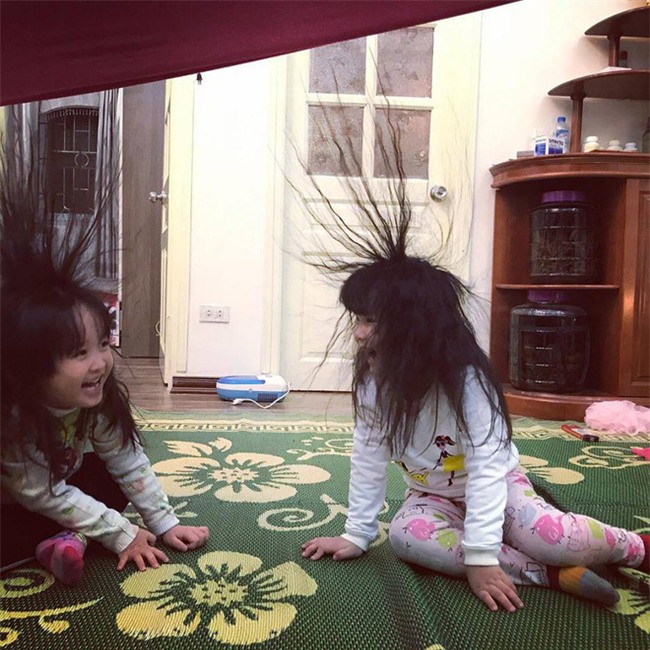 Trò chơi 'độc quyền' ngày đông chỉ những gia đình có con gái nuôi tóc dài, bố mẹ 'lầy lội' mới có 1