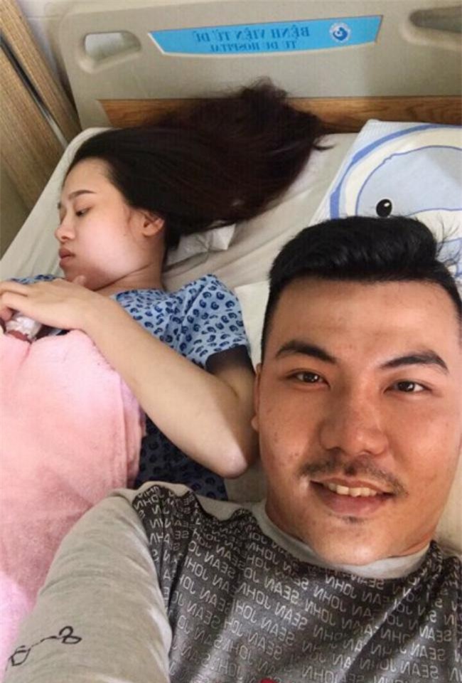 nguoi chong “run cam cap” ke lai giay phut do de cho vo bat ngo vo oi tren taxi - 1