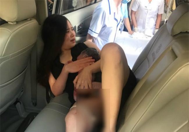 nguoi chong “run cam cap” ke lai giay phut do de cho vo bat ngo vo oi tren taxi - 2