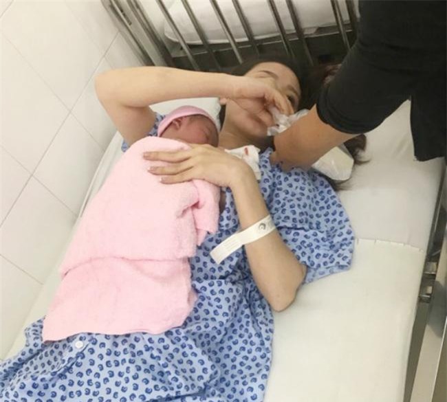 nguoi chong “run cam cap” ke lai giay phut do de cho vo bat ngo vo oi tren taxi - 3