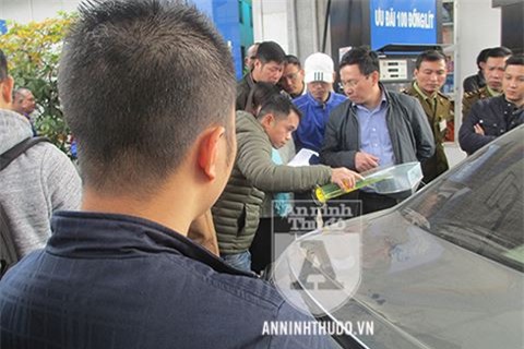 [Nóng] Petrolimex được giải oan, khách hàng công nhận bình xăng ôtô 70l ních được 81,9l - Ảnh 1.