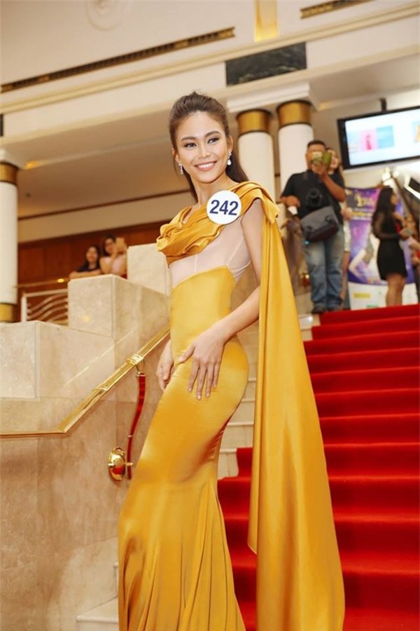 Mâu Thủy bị tố diễn sâu khi kể không có tiền mua váy, để mẹ phải đi xe đò