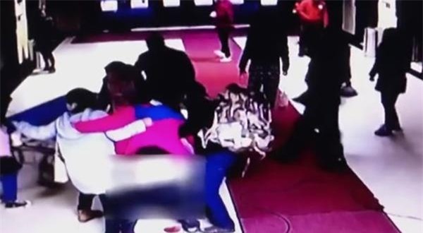 vua buoc vao sanh benh vien, ba me dot ngot dau bung, de roi con - 2