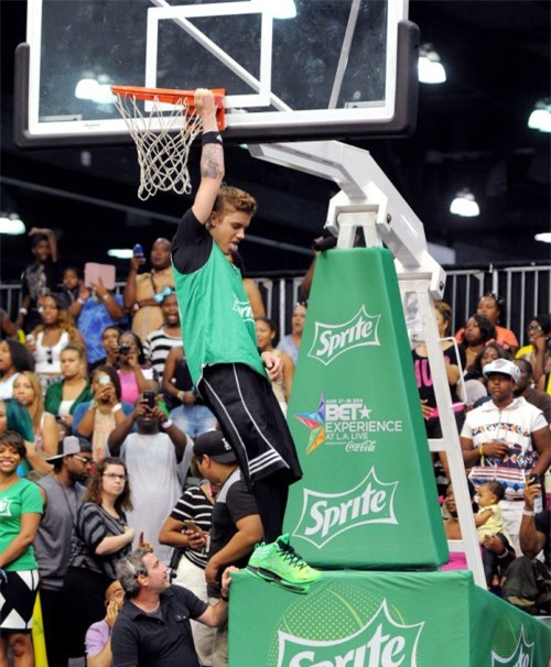 Cười vỡ bụng khi các Sao thế giới chơi thể thao - Ảnh 1.