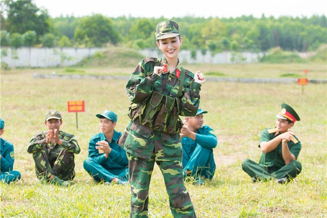 Chùm ảnh Á hậu Hà Thu trong màu áo quân nhân: Vất vả tập luyện vẫn xinh đẹp hết cỡ! - Ảnh 8.