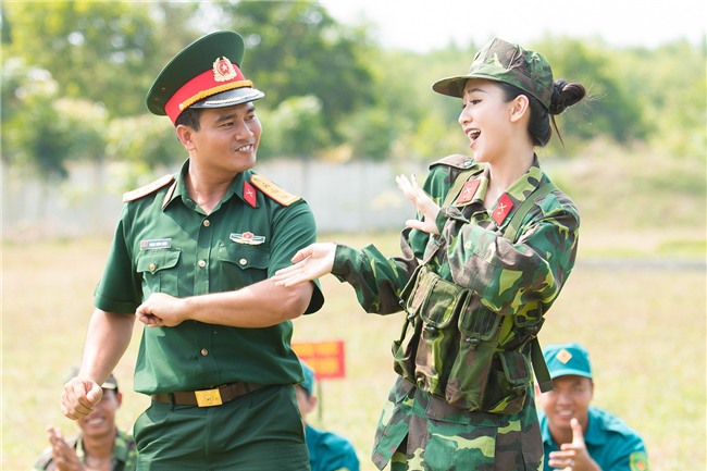 Chùm ảnh Á hậu Hà Thu trong màu áo quân nhân: Vất vả tập luyện vẫn xinh đẹp hết cỡ! - Ảnh 9.