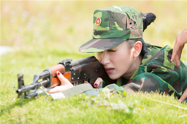 Chùm ảnh Á hậu Hà Thu trong màu áo quân nhân: Vất vả tập luyện vẫn xinh đẹp hết cỡ! - Ảnh 3.